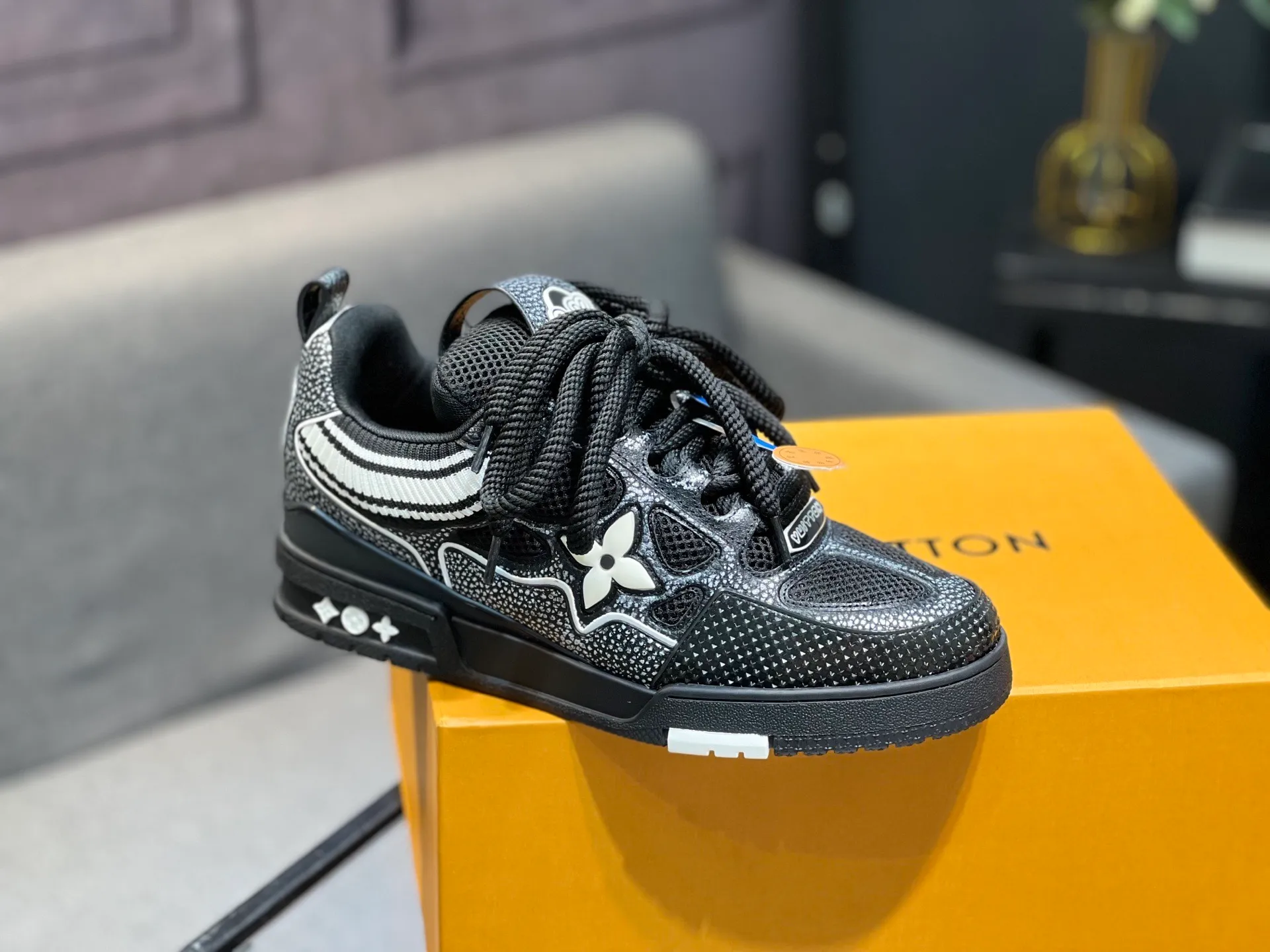Men's men's shoes💰800 LV top version new style purchasing quality LV~Louis Vuitton LV TRAINER's best-looking sneakers, donkey brand strongly promotes new products, official website limited edition retro basketball sneakers! Both high-top and low-top models spent money to purchase 1:1 accurate reproductions of the originals. The details are invincible and full of sincerity. The imported custom-made original cowhide leather is the same as the original package. The details are 100% restored. The private model customizes the original one-piece TPU outsole. It is different from other brands. Without the original version, this effect cannot be achieved!                Men's and women's models 35-40 39-45 (46 is custom-made and cannot be returned or exchanged)